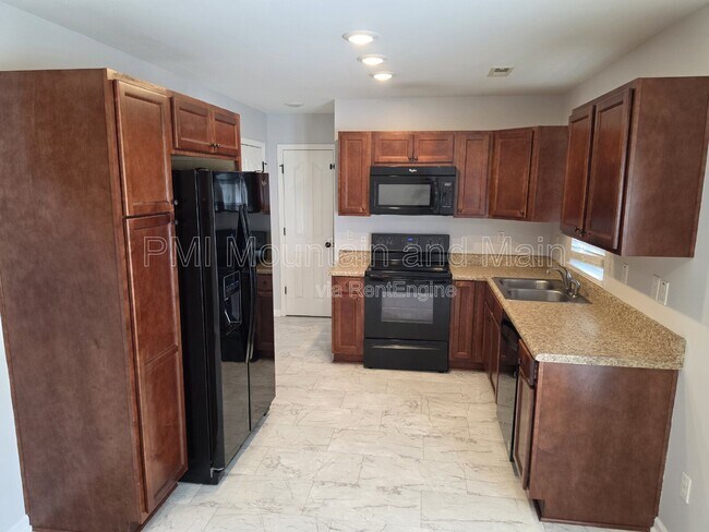 Building Photo - 25 Barnett Shoals Dr