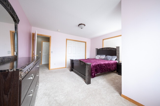 Building Photo - 6988 S Park Dr