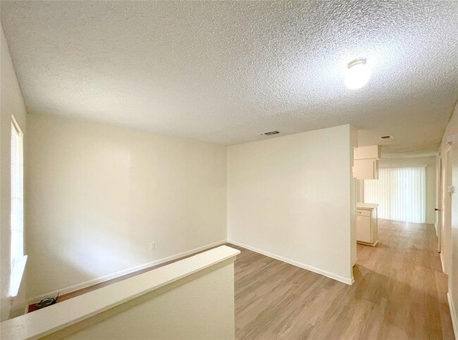 Building Photo - 904 N Meadows Dr