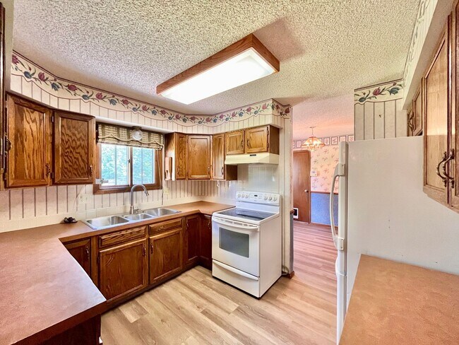 Building Photo - Spacious 4 bed/ 3 bath Two Story Home with Finished Basement - Lawn and Garden Care Included, New...