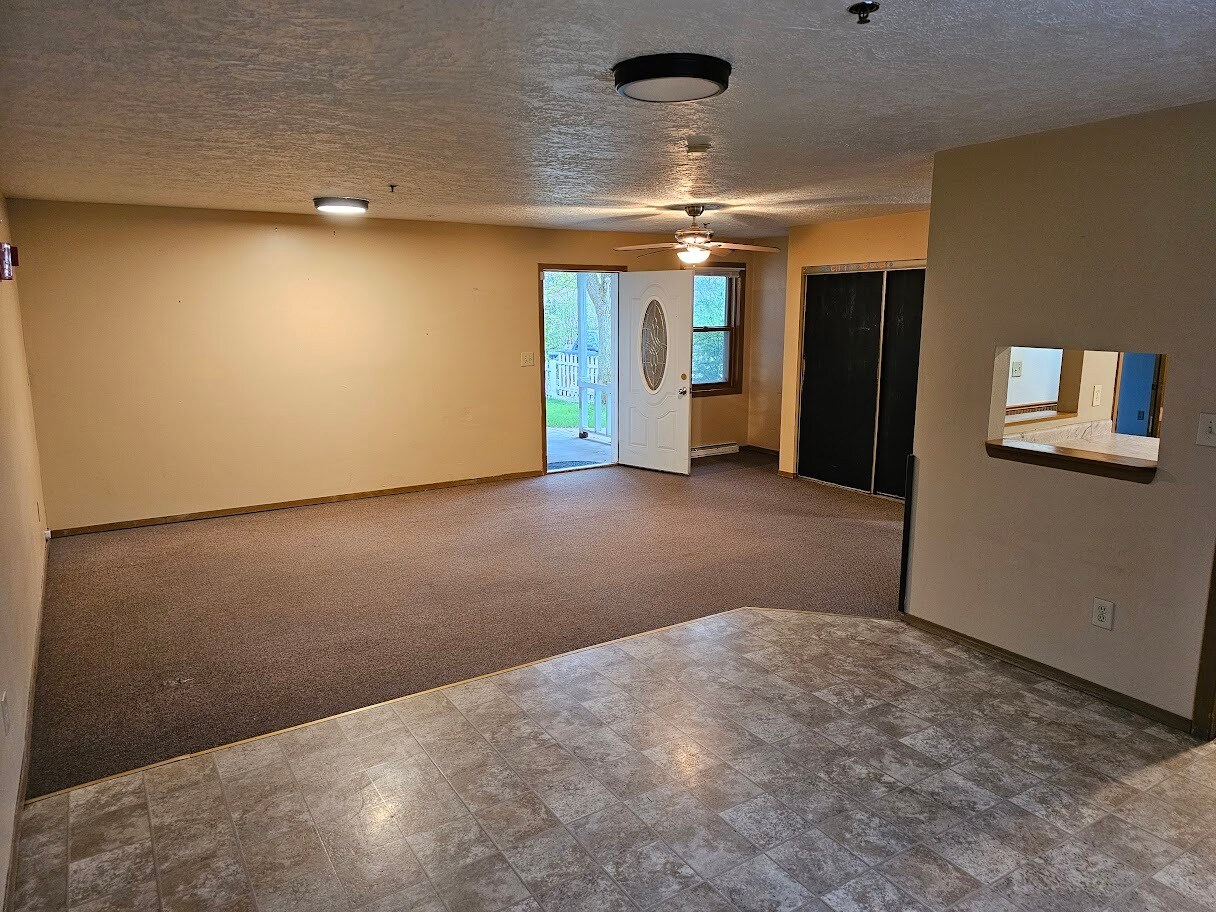 Building Photo - 533 Lakeshore Ct