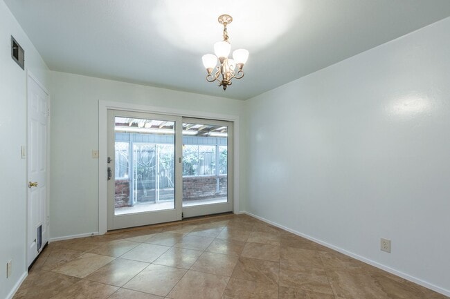 Building Photo - Beautiful & bright 3 bed / 2 Bath San Brun...