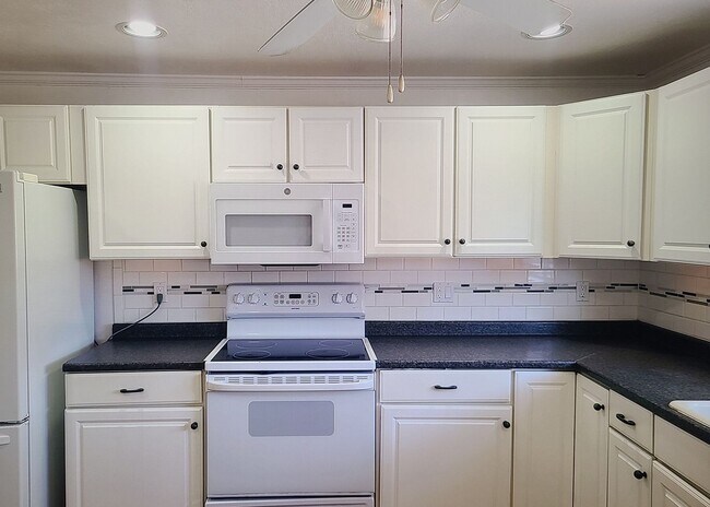 Building Photo - Beautiful 2 bedroom 2 bathroom home!