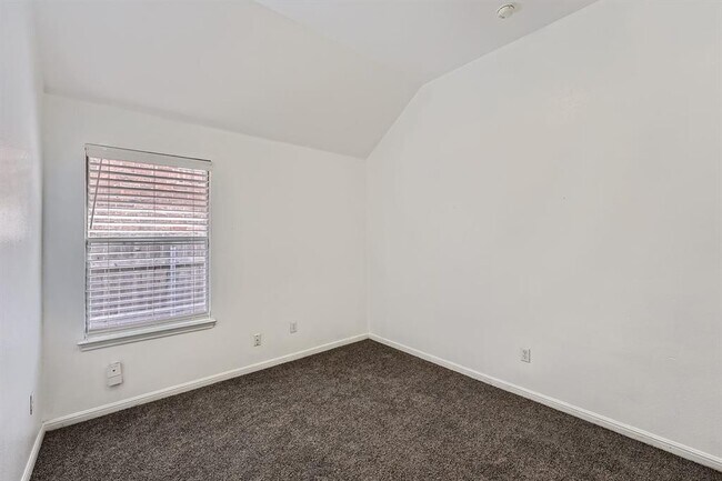 Building Photo - 1402 Weatherford Dr
