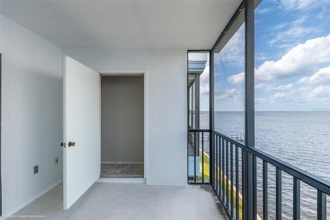 Building Photo - 1750 Jamaica Way