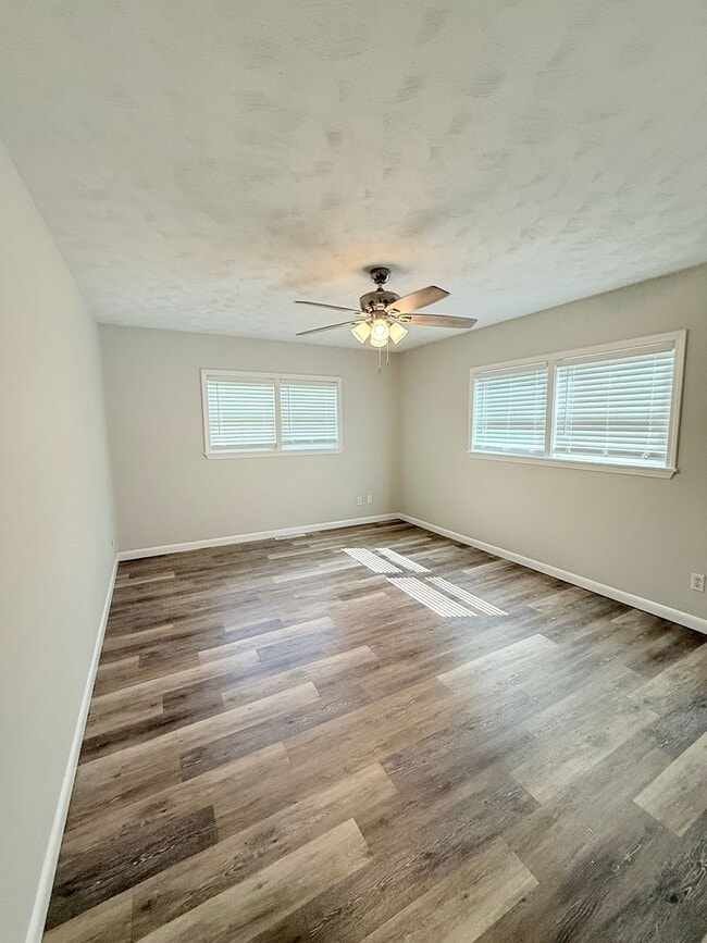 Building Photo - Ultra Open Floor Plan - Lots of New - Walk...