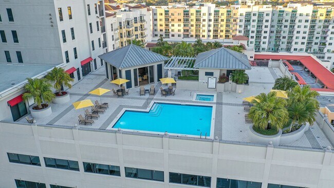 Building Photo - Short term ONLY Amazing 2/2 condo in the heart of downtown Sarasota with Bay View!