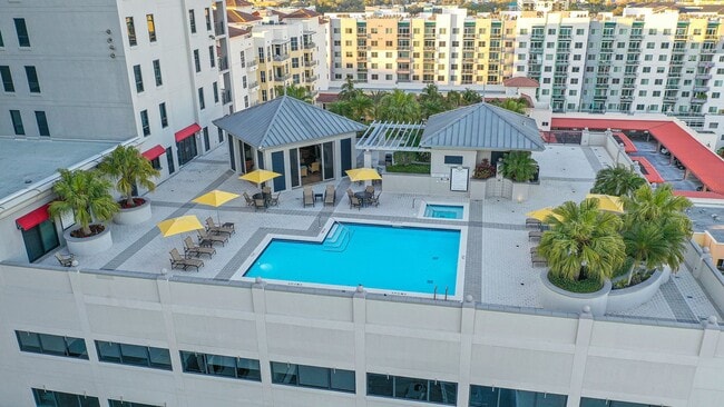 Building Photo - VACATION RENTAL Amazing 2/2 condo in the heart of downtown Sarasota with Bay View!