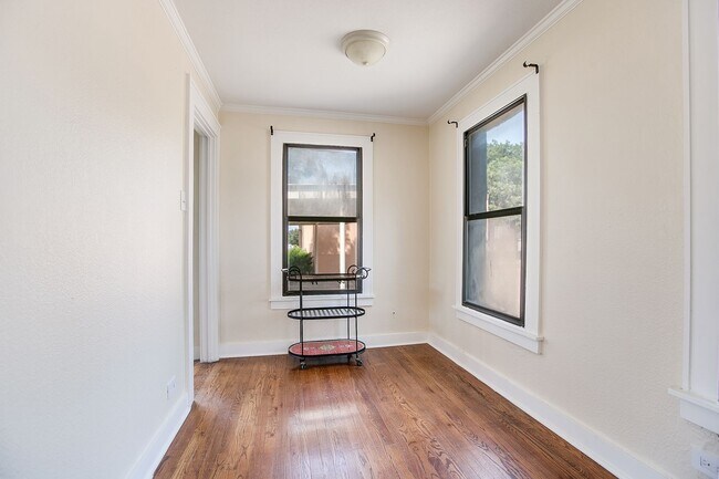 Building Photo - 421 W Concho Ave