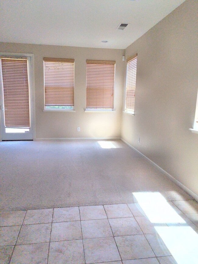 Building Photo - Low maintenance home in Green Valley!