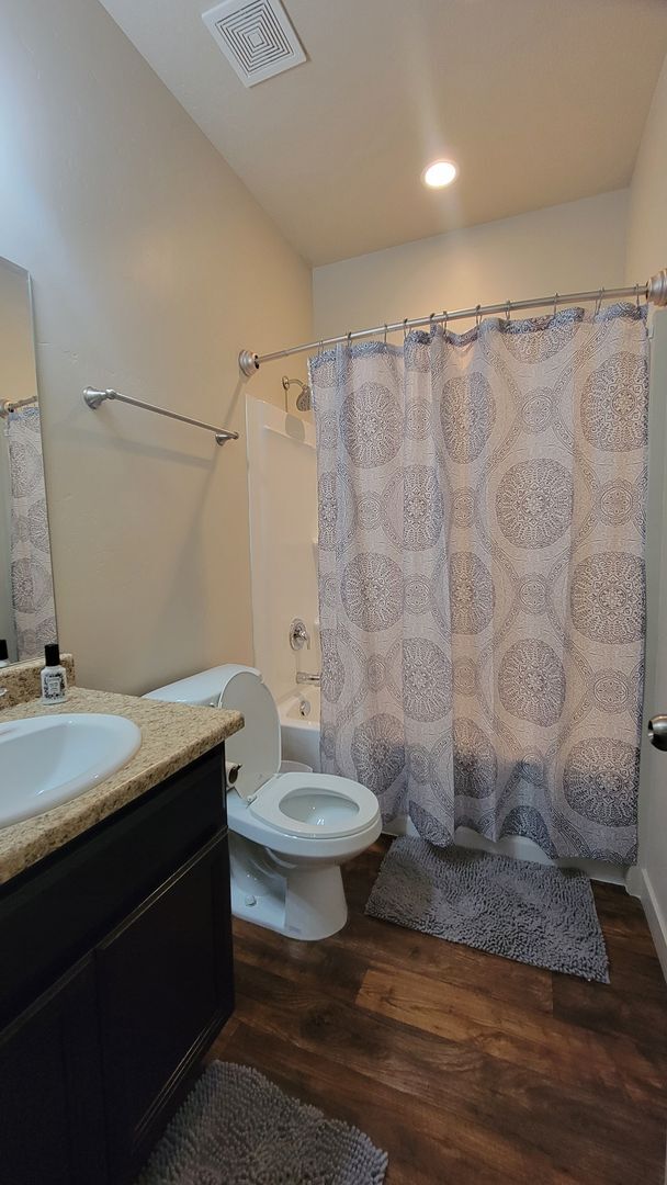 Building Photo - Dashing Edgewater Townhome