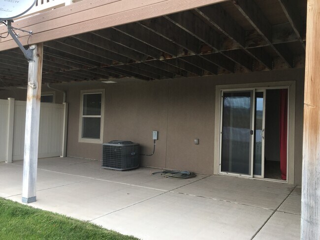 Building Photo - Riverton Townhome with Large Floorplan