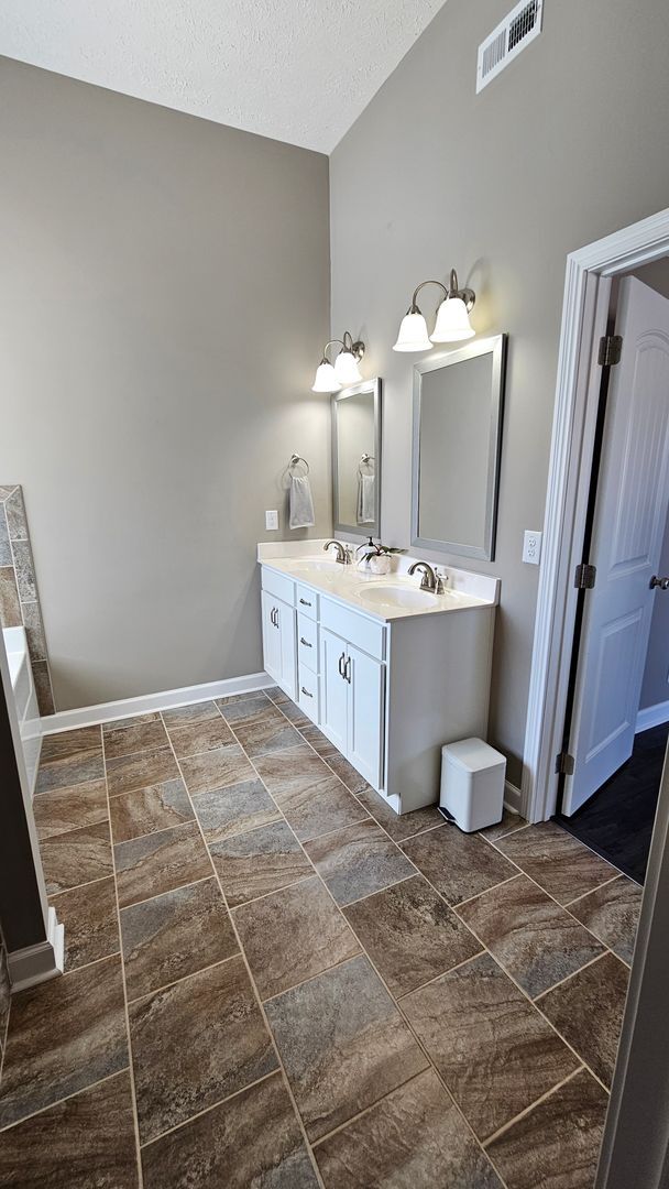 Building Photo - 6 Month Lease! Close to Exit 8 I-24! IMMACULATE!! 4 bed/2.5 Bath, 3 car garage/fenced in backyard...