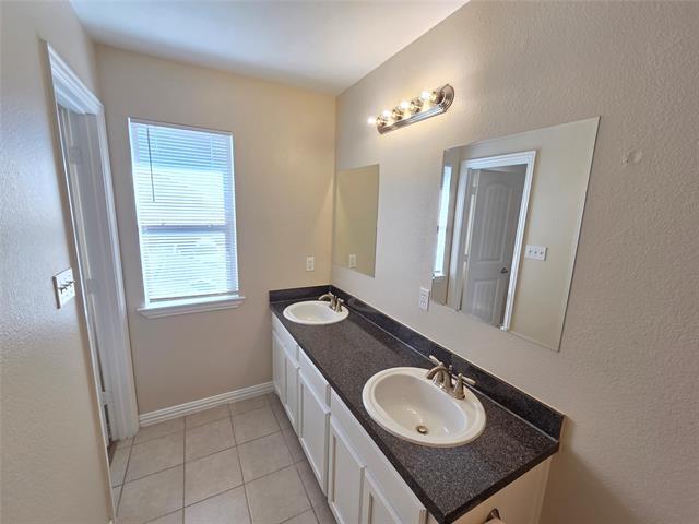 Building Photo - 2317 Bloomfield Dr