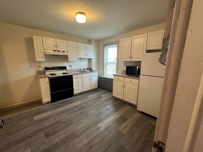 Building Photo - 40 N Chestnut St