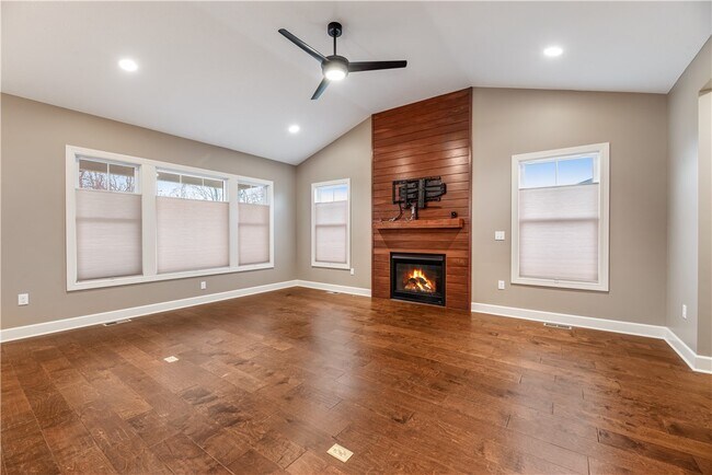 Building Photo - 1352 Creeks Edge Dr