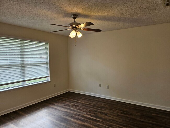 Building Photo - $1550 - 3/2/1 - Great Location Duplex B Section