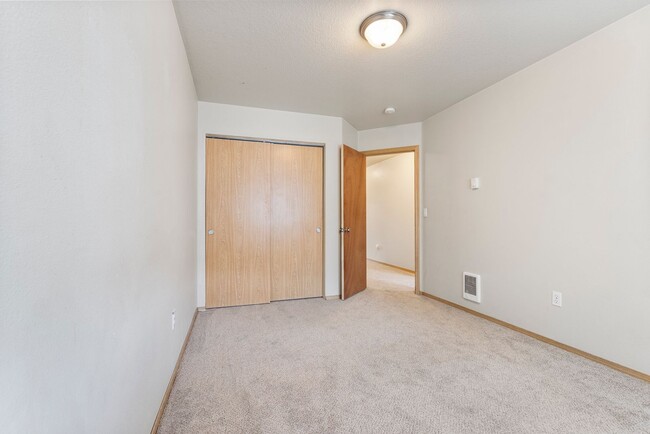 Building Photo - 4 bed, 2.5 bathroom House available
