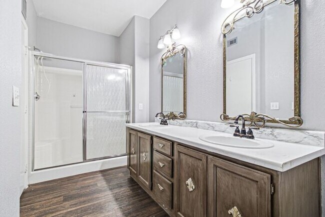 Building Photo - Charming First-Floor 2-Bedroom Condo
