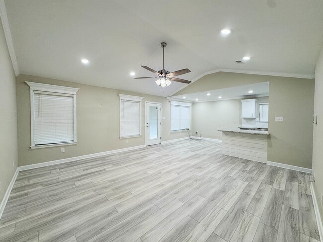 Building Photo - 51 10 Point Ln