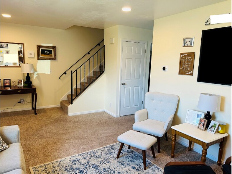 Building Photo - 8827 Pinion Ln