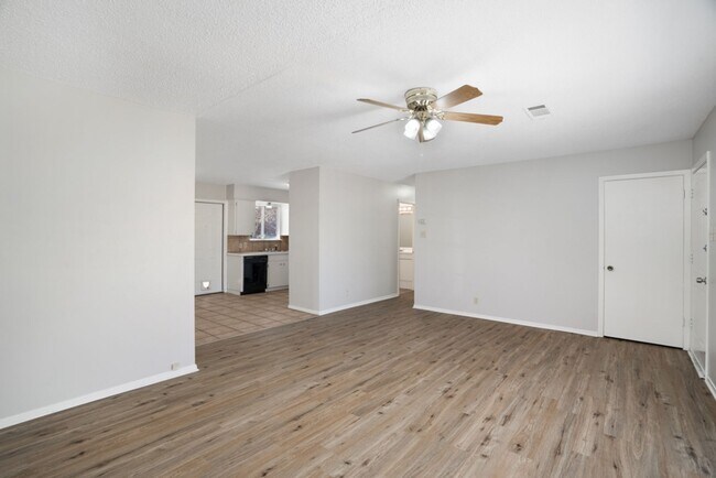 Building Photo - 809 Eberhart Ln