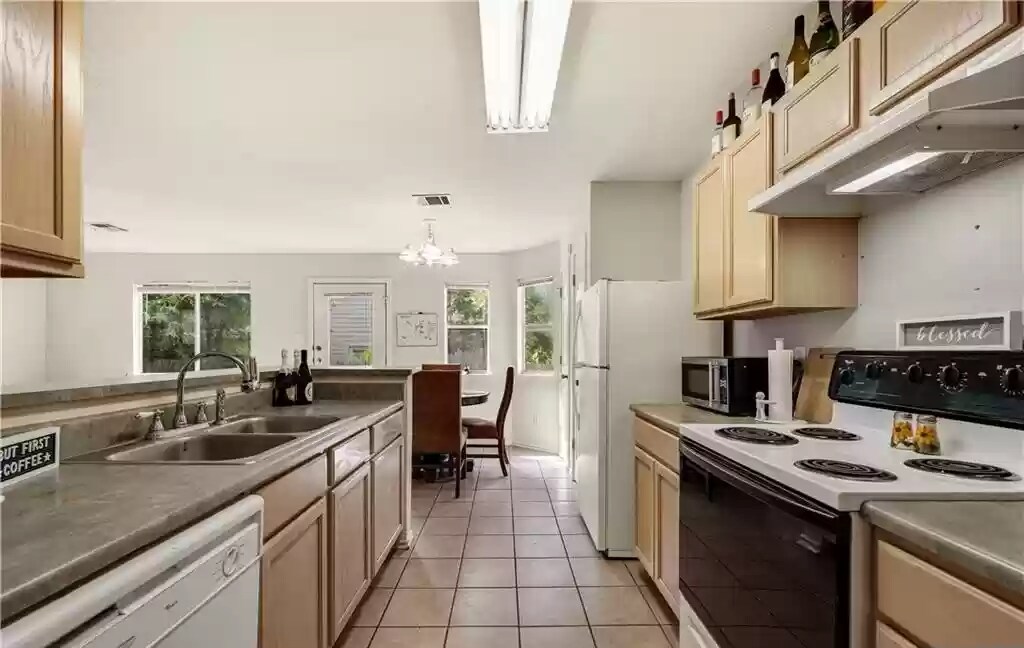 Kitchen - 876 Sagewood Trl