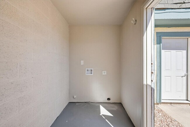 Building Photo - 8053 N 32nd Dr