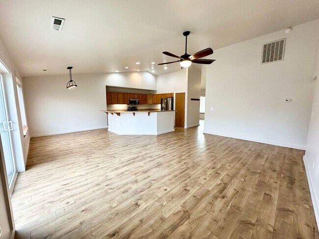 Building Photo - Charming 3 Bedroom Home