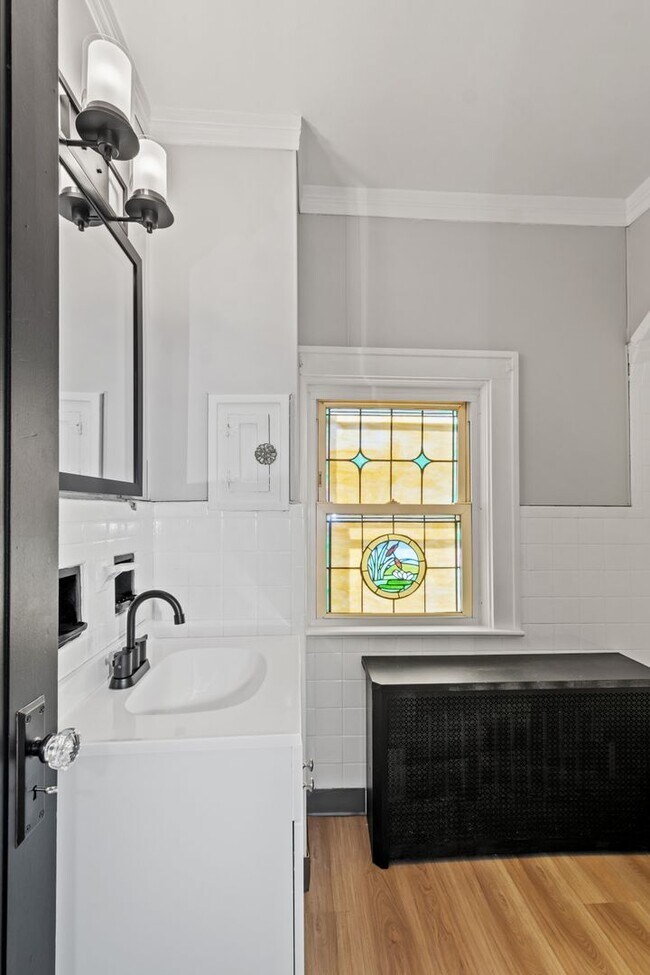 Building Photo - Beautiful 3 Bedroom House in Carrick Available May 1!