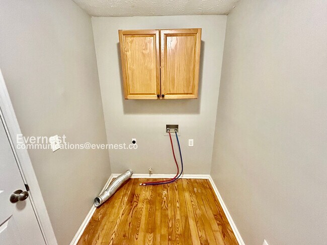 Building Photo - Limited Time Special Offer / Spacious 4 Bedroom Home in Suwanee / Large Yard / Pet Friendly