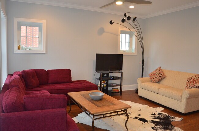 Building Photo - Beautiful penthouse unit in Lakeview