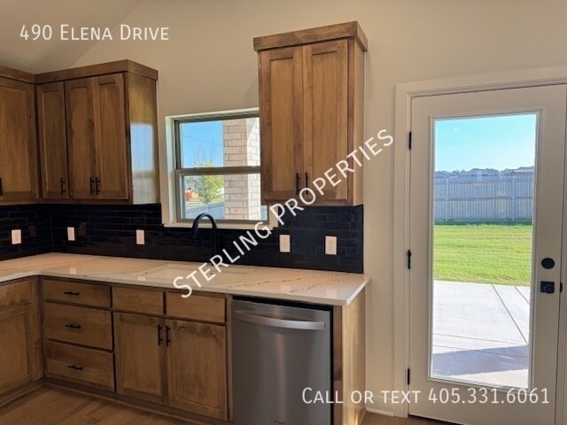 Building Photo - 490 Elena Dr