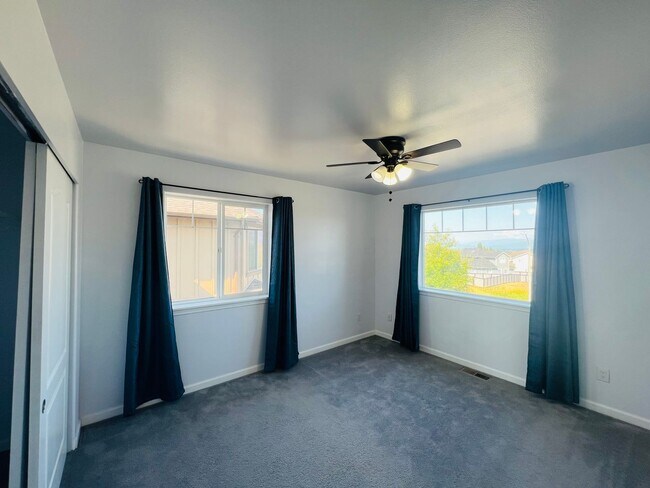 Building Photo - 4 Bedroom 2.5 Bathroom Home w/ Garage In Ferndale!