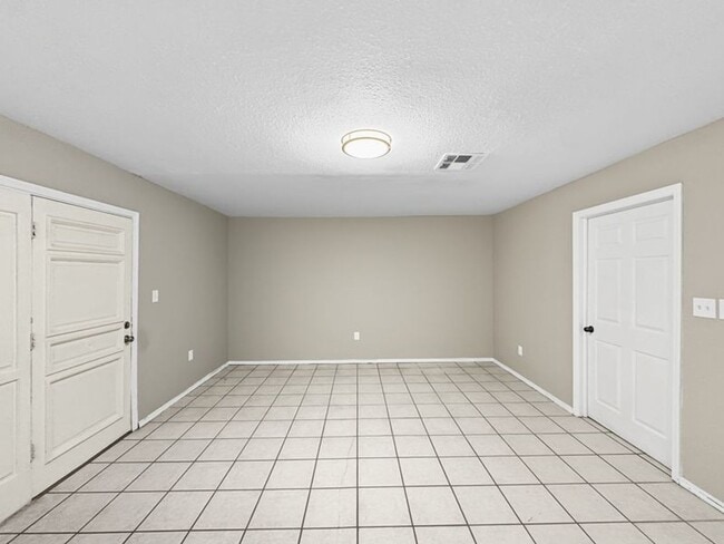 Building Photo - Adorable 5 Bedroom, 2 bath home in Sunland...