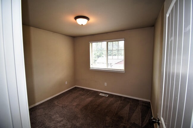 Building Photo - 6840 4th Ln SE