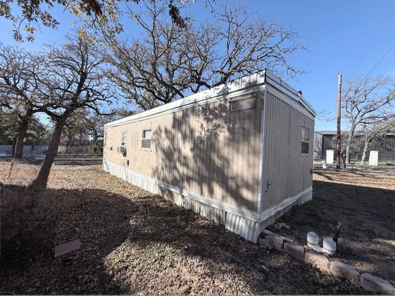 Building Photo - 215 Weeks Rd