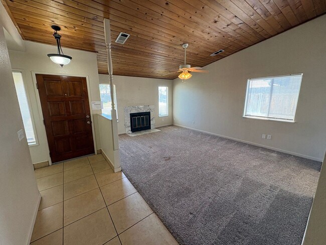 Building Photo - Cozy Home On Spacious Lot In Tulare Available Now!