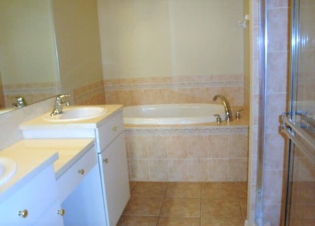 Building Photo - 2737 Tottenham Dr