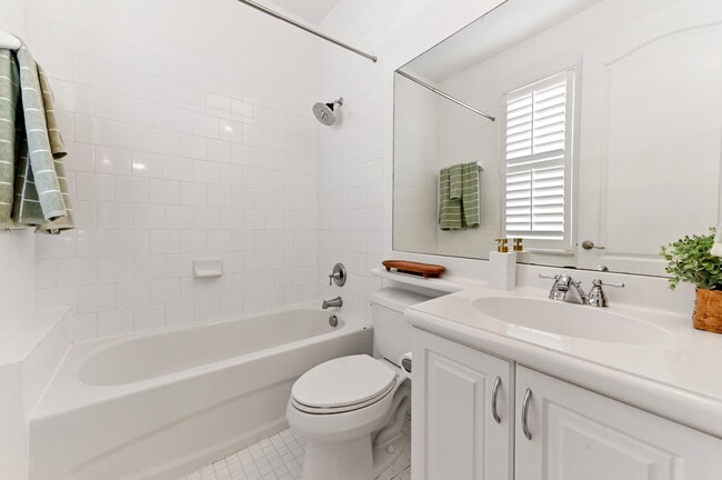 Building Photo - 642 NW 38th Cir