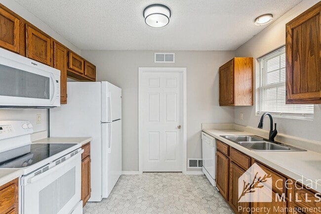 Building Photo - Super sized 3 bedroom townhouse