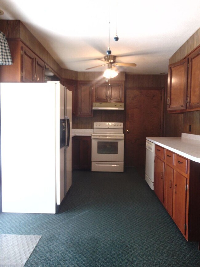 Building Photo - Fayette Family Farm House!