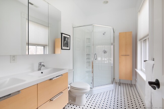 Building Photo - 31 Sharon Rd