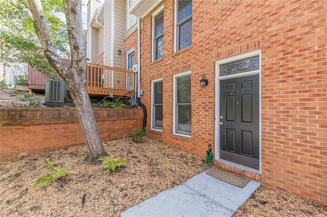Building Photo - 656 Park Village Dr NE