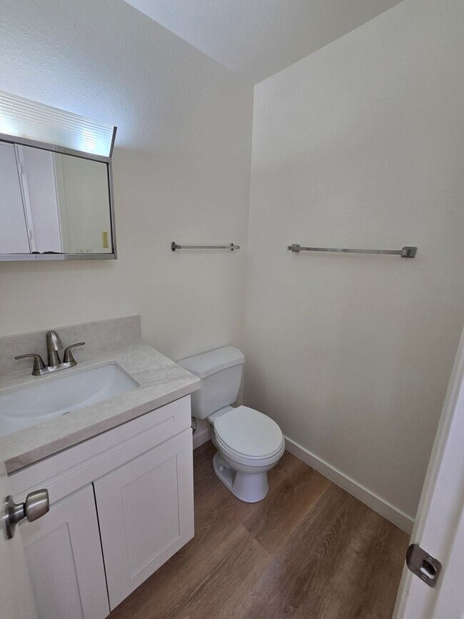 Building Photo - 910 Amistad Ct