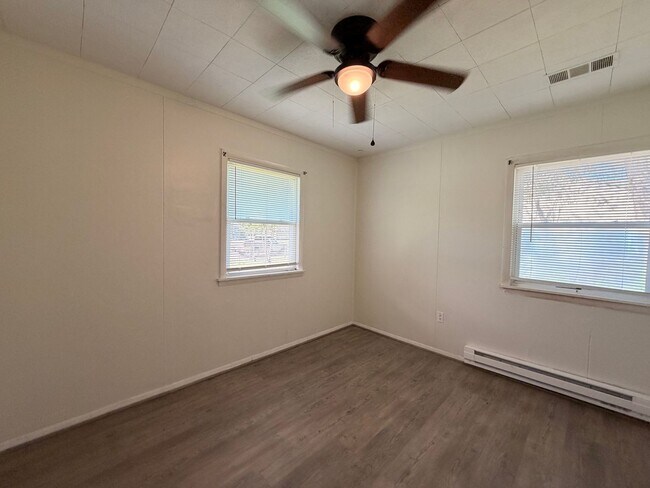 Building Photo - 1437 Oakcrest Dr