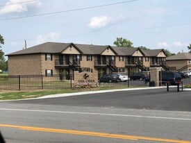 Building Photo - Oak Creek Apartment