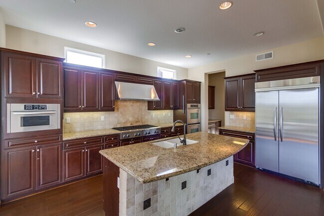 Building Photo - Beautiful 4 bedroom, 4.5 bathroom Home in the Varadero Community