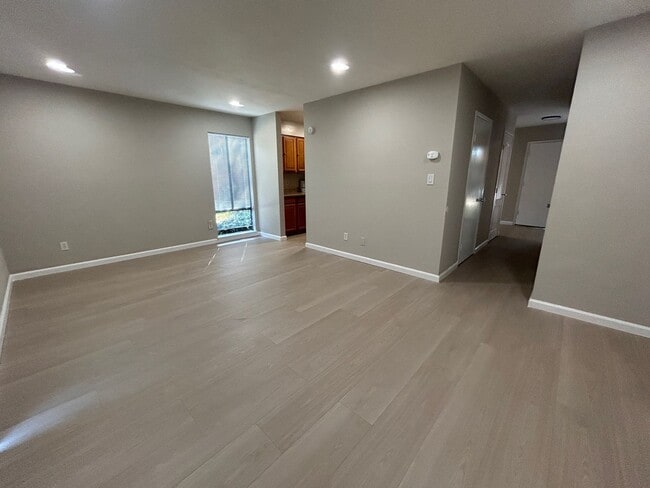 Building Photo - Nice 3br/1.5ba Town Home. Great school. Wa...