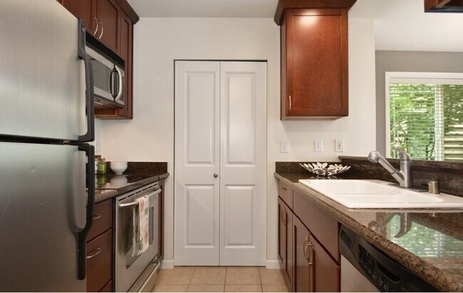 Building Photo - Bright & Stylish 2BD Condo in Prime Ballar...